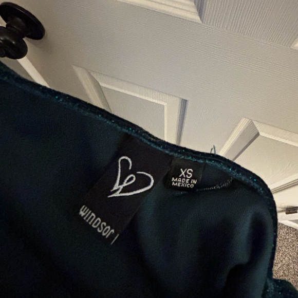 Very sparkly, Emerald green. Worn once for photos. New condition - Picture 3 of 3